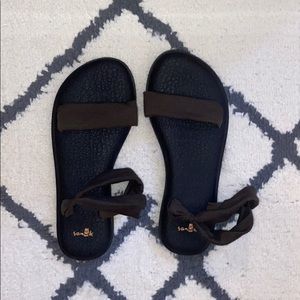 Hardly used olive Sanuks